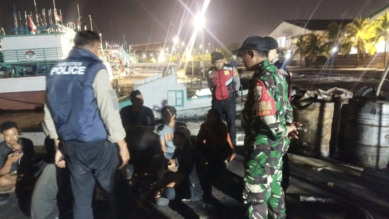 Patroli malam menjaga keamanan dan ketertiban di kawasan Pelabuhan Benoa.