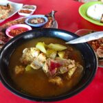 Warung Becol di Serangan, Denpasar, yang menyajikan aneka kuliner seafood.