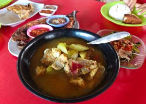 Warung Becol di Serangan, Denpasar, yang menyajikan aneka kuliner seafood.