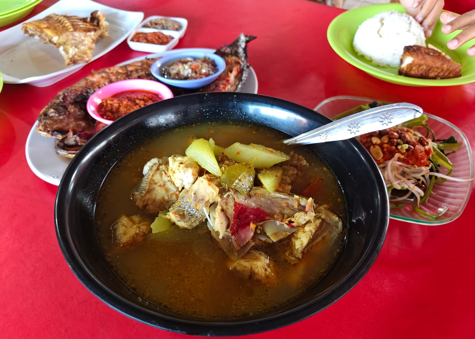 Warung Becol di Serangan, Denpasar, yang menyajikan aneka kuliner seafood.
