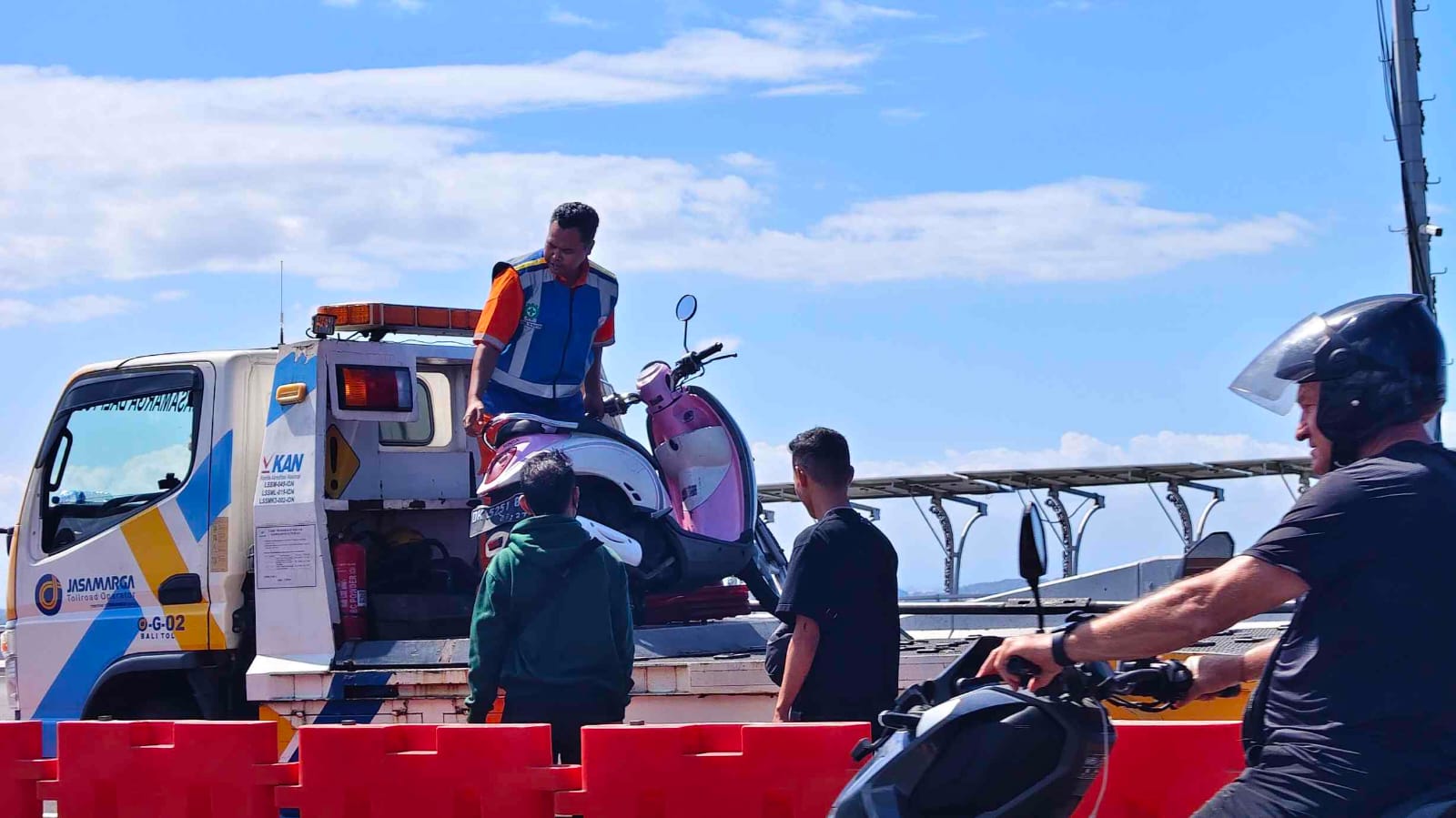 Layanan derek membantu kendaraan yang mengalami gangguan di ruas tol.