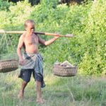 Seseorang berlatih dengan penuh semangat sebagai simbol perjuangan dan keteguhan.