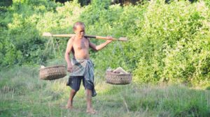 Seseorang berlatih dengan penuh semangat sebagai simbol perjuangan dan keteguhan.