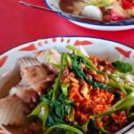 Plecing kangkung dan rujak kuah pindang, sajian tradisional khas Bali.