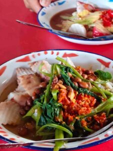 Plecing kangkung dan rujak kuah pindang, sajian tradisional khas Bali.