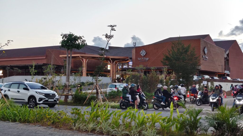 Ramainya kendaraan dan pengunjung pada Minggu sore di kawasan wisata.