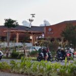 Ramainya kendaraan dan pengunjung pada Minggu sore di kawasan wisata.