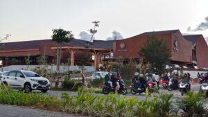Ramainya kendaraan dan pengunjung pada Minggu sore di kawasan wisata.