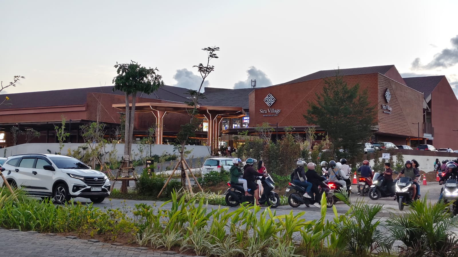 Ramainya kendaraan dan pengunjung pada Minggu sore di kawasan wisata.