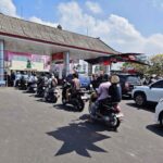 Antrean kendaraan di salah satu SPBU di Tabanan, Bali.