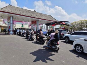Antrean kendaraan di salah satu SPBU di Tabanan, Bali.