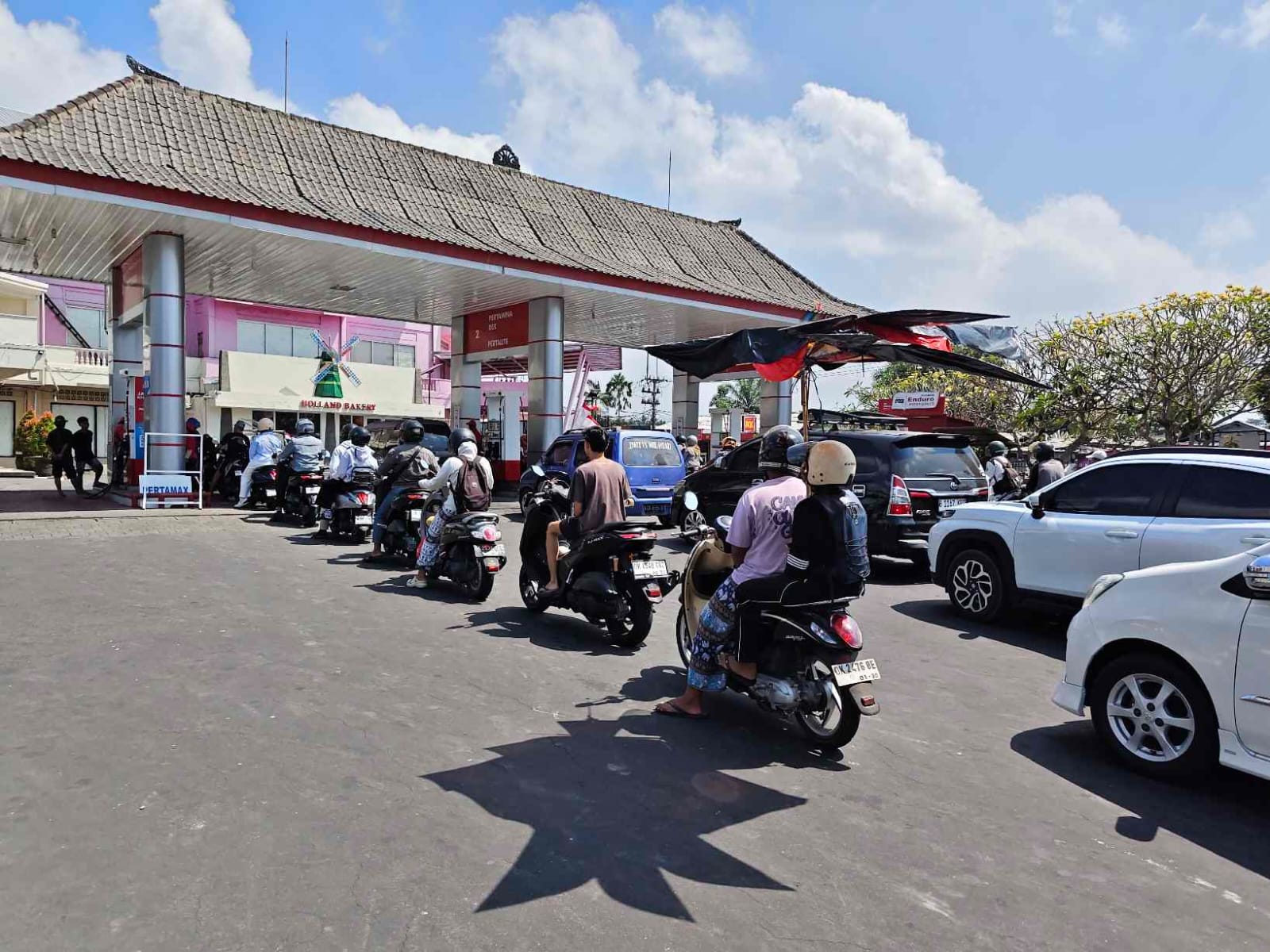 Antrean kendaraan di salah satu SPBU di Tabanan, Bali.