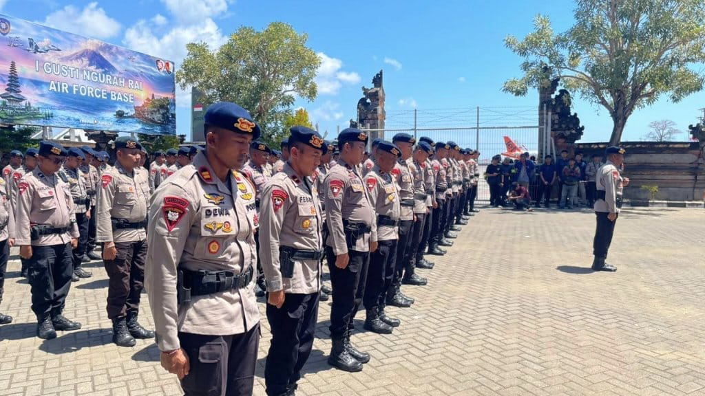 110 personel Satbrimob Polda Bali berangkat membawa misi kemanusiaan ke Kalimantan Barat.