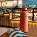 Secangkir kopi Starbucks sebagai bagian dari pengalaman Starbucks Rewards.