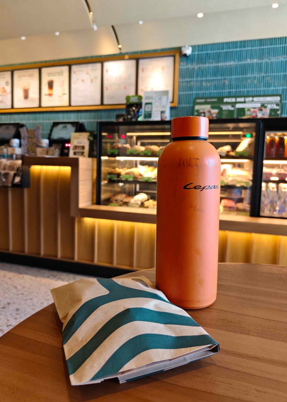 Secangkir kopi Starbucks sebagai bagian dari pengalaman Starbucks Rewards.