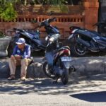 Seseorang tetap bekerja dan beraktivitas dengan semangat di usia lanjut.