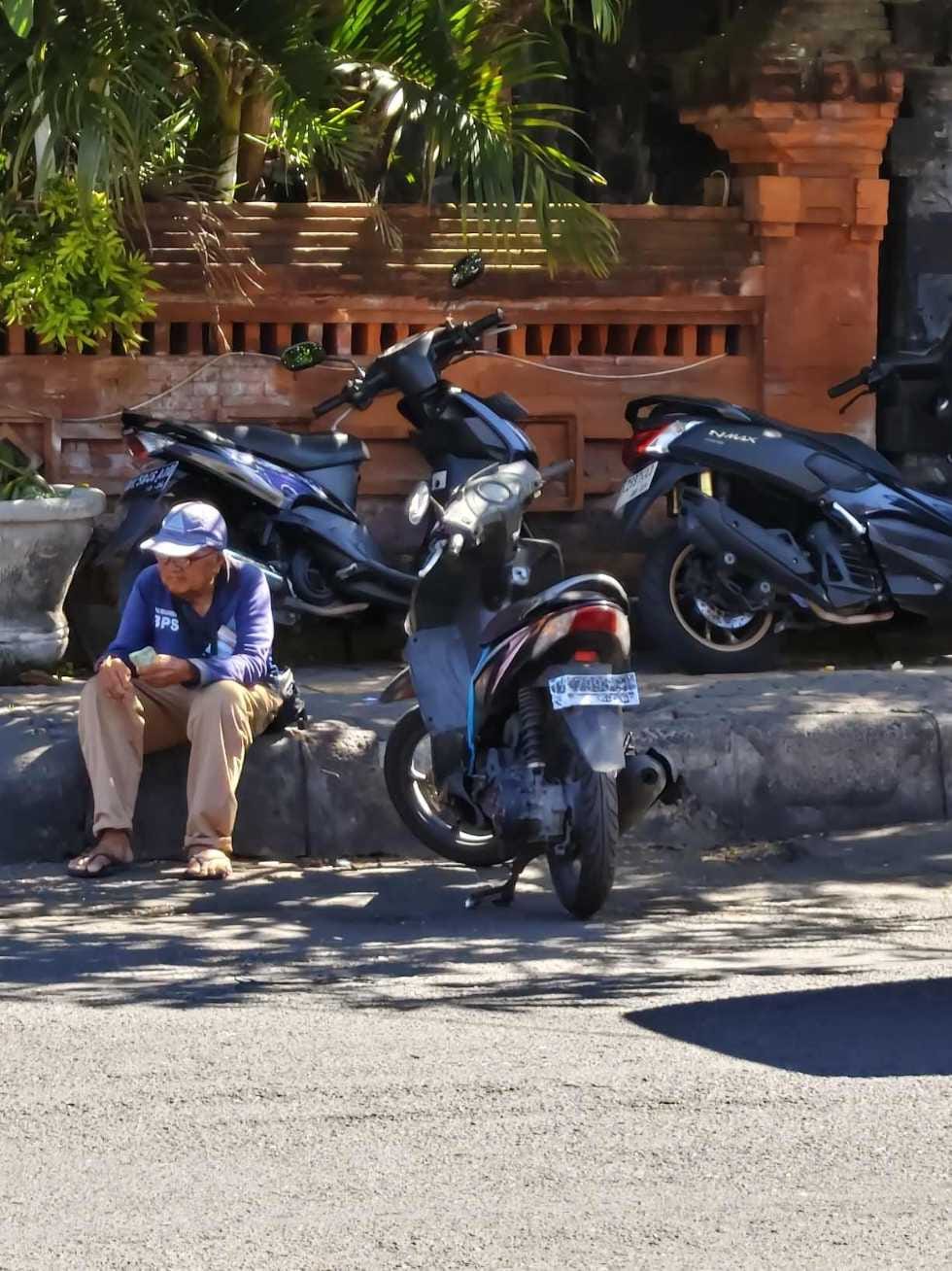 Seseorang tetap bekerja dan beraktivitas dengan semangat di usia lanjut.