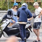 Wisatawan menggunakan sepeda motor untuk menjelajahi Bali.