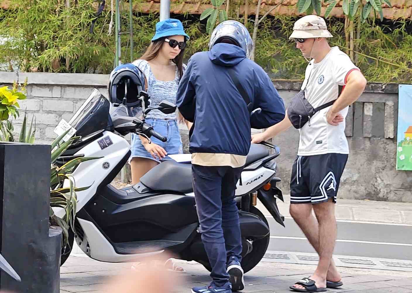 Wisatawan menggunakan sepeda motor untuk menjelajahi Bali.
