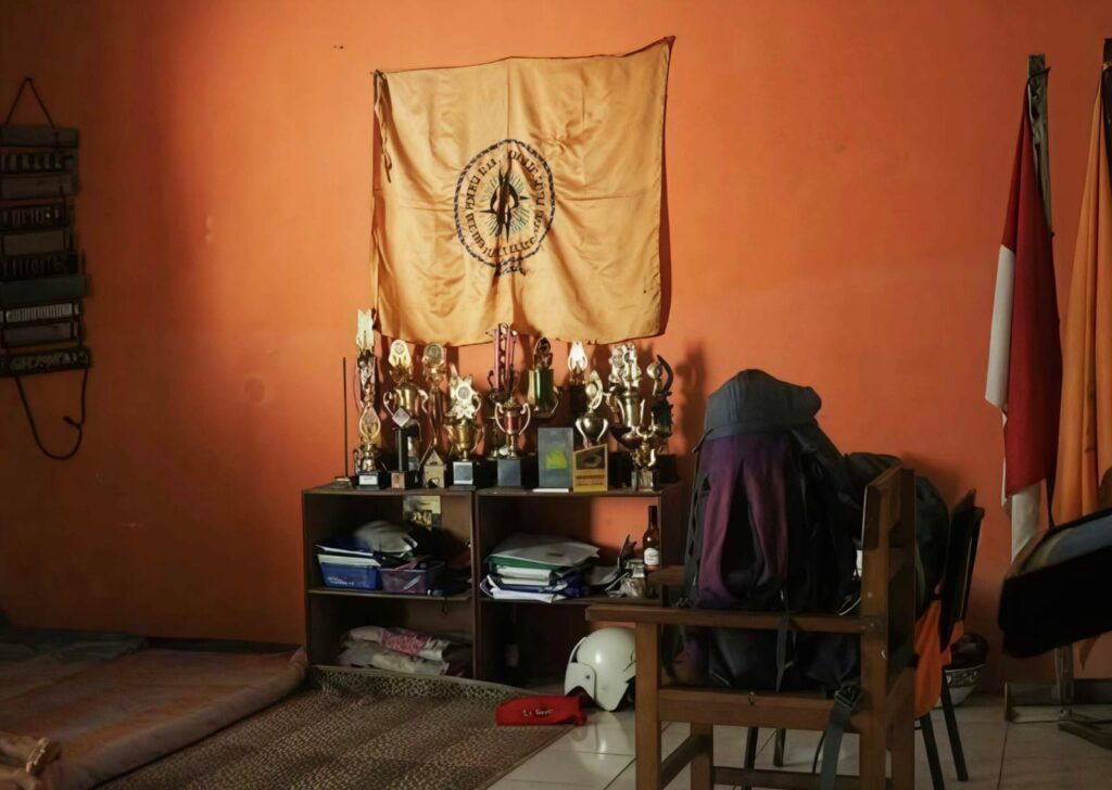 Aktivitas mahasiswa di sekretariat Mapala Artsas.