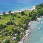 Keindahan Pantai Tanjung Berikat dengan pasir putih dan laut biru.