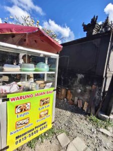 Warung Jajan Bali di Ungasan yang menyediakan aneka jajanan tradisional.