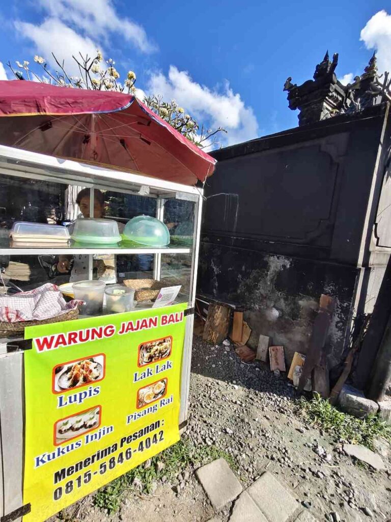 Warung Jajan Bali di Ungasan yang menyediakan aneka jajanan tradisional.