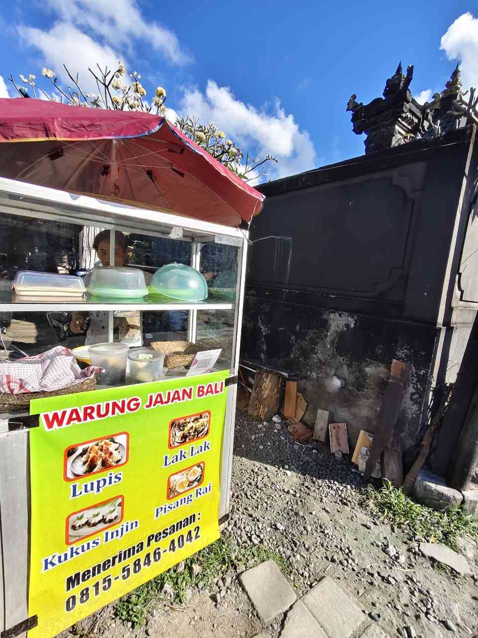 Warung Jajan Bali di Ungasan yang menyediakan aneka jajanan tradisional.