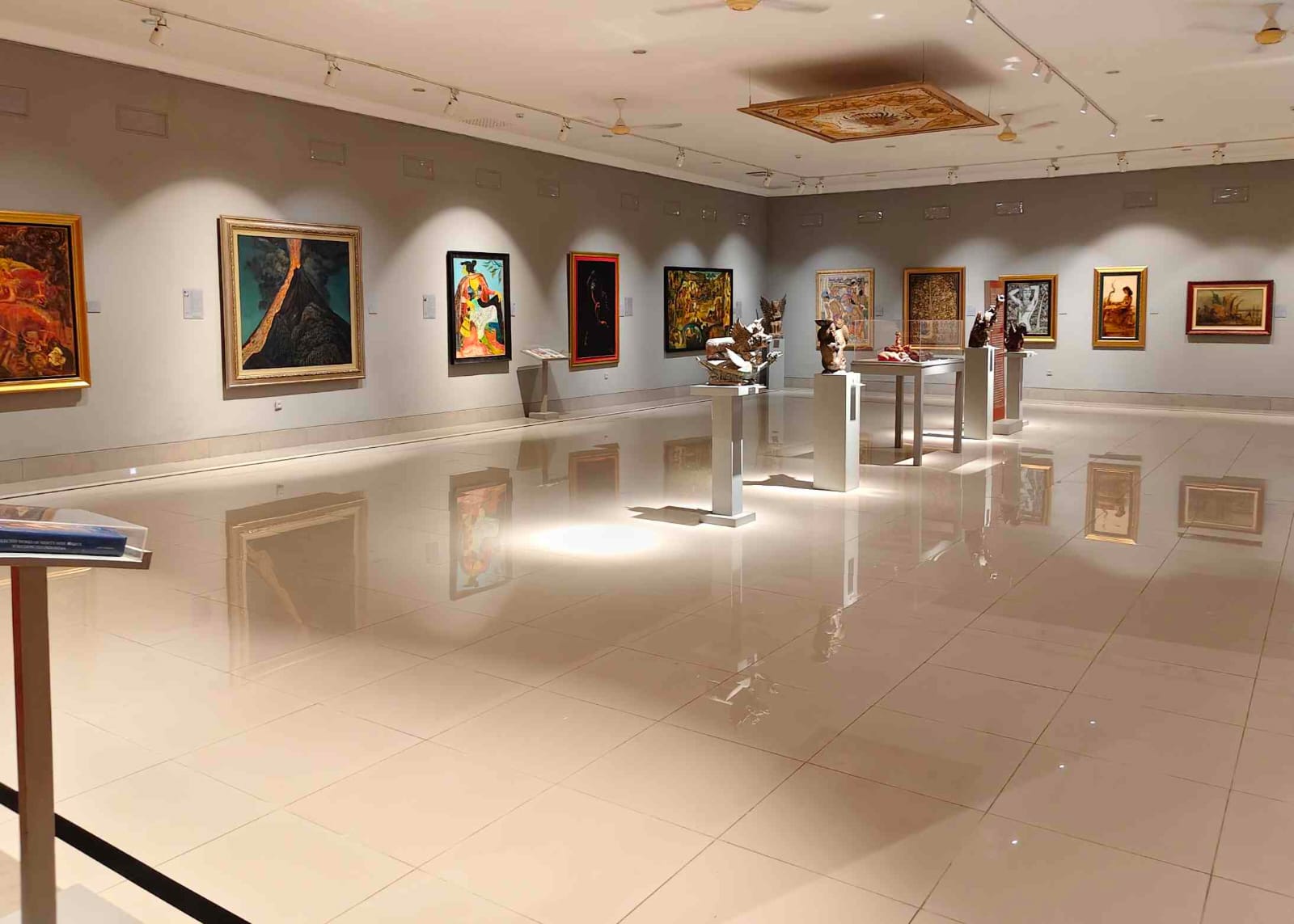 Wisatawan mengunjungi Museum Pasifika di kawasan Nusa Dua, Bali.