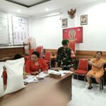 Babinsa mengamankan dan menertibkan lokasi penyaluran bantuan.