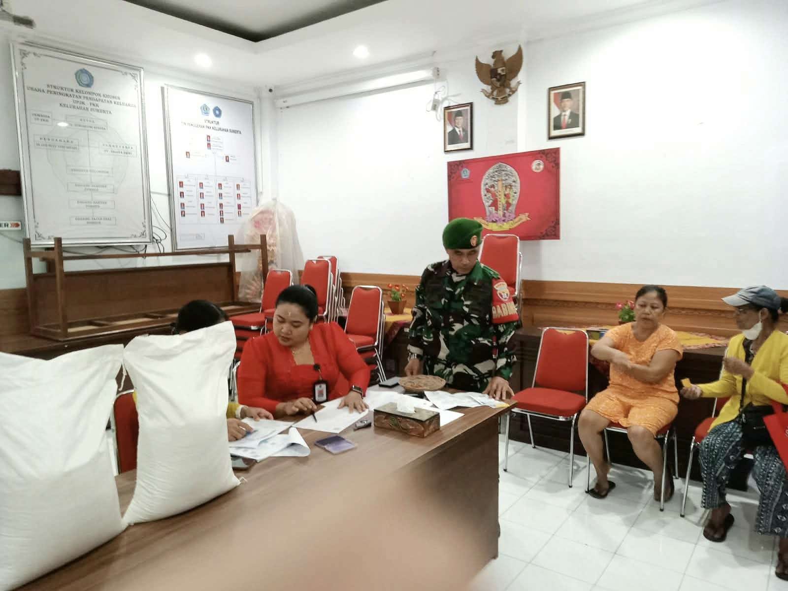 Babinsa mengamankan dan menertibkan lokasi penyaluran bantuan.