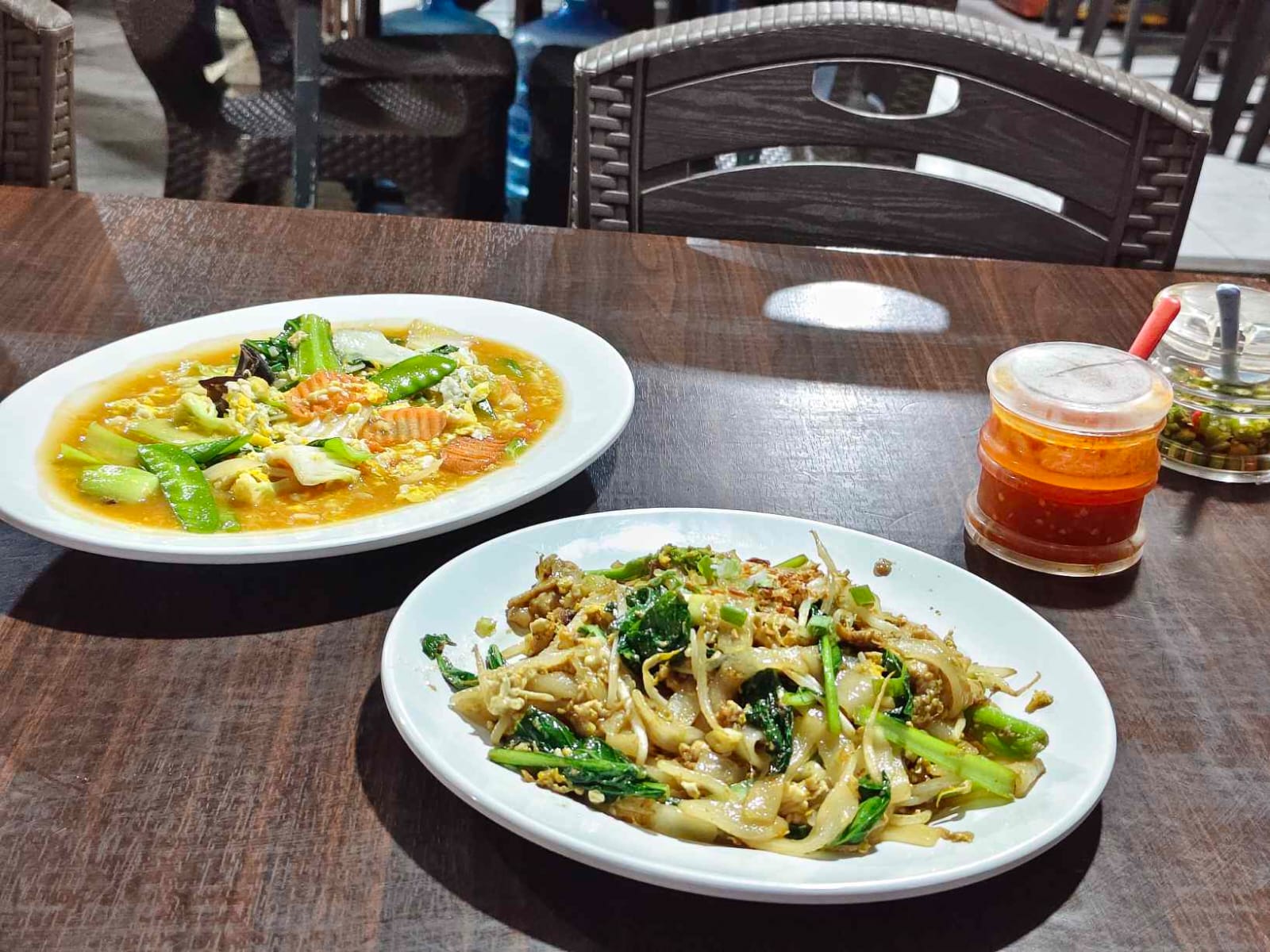 Bakmie Keriting A Young dengan sajian Chinese food.