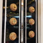 Enam lingkaran emas pada gagang pintu sebagai simbol perjalanan sebuah benda.