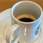 Espresso dalam cangkir kecil dengan rasa yang kuat.