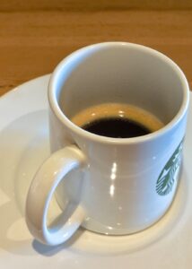 Espresso dalam cangkir kecil dengan rasa yang kuat.
