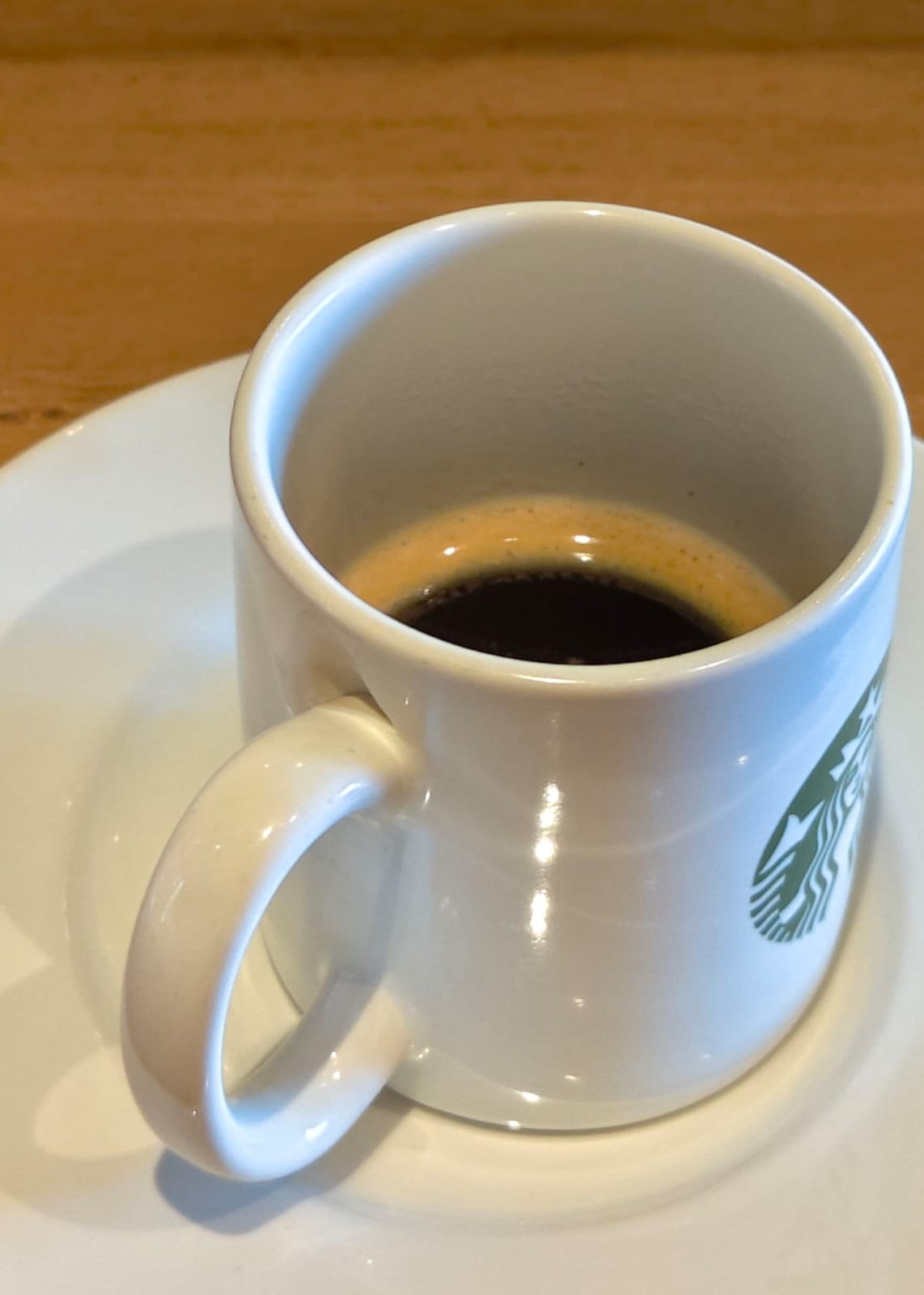 Espresso dalam cangkir kecil dengan rasa yang kuat.