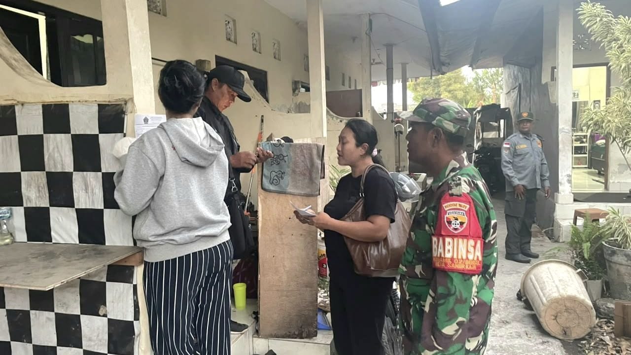 Kegiatan pendataan penduduk non-permanen di Desa Sanur Kaja.
