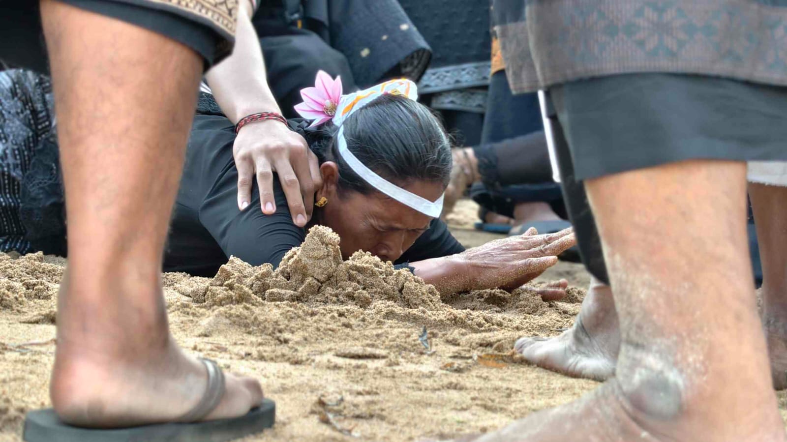 Kerauhan dalam tradisi Bali saat upacara keagamaan.