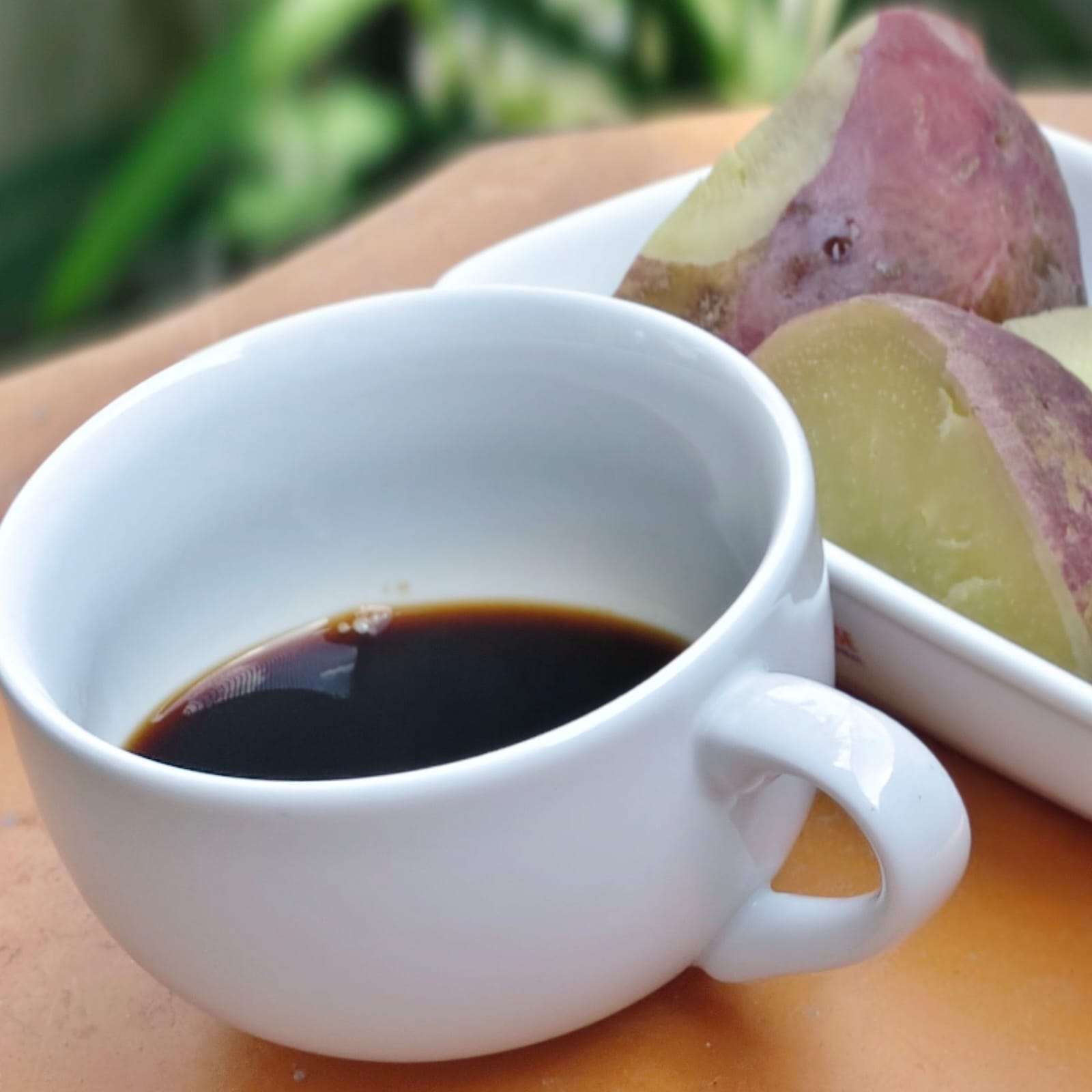 Kopi pahit dan kebersamaan bersama teman untuk berbagi cerita.