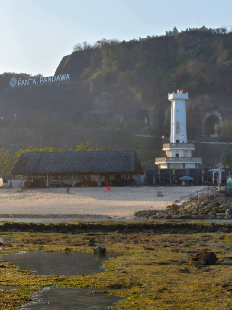 Pantai Pandawa saat air laut surut dengan hamparan pasir dan laut.