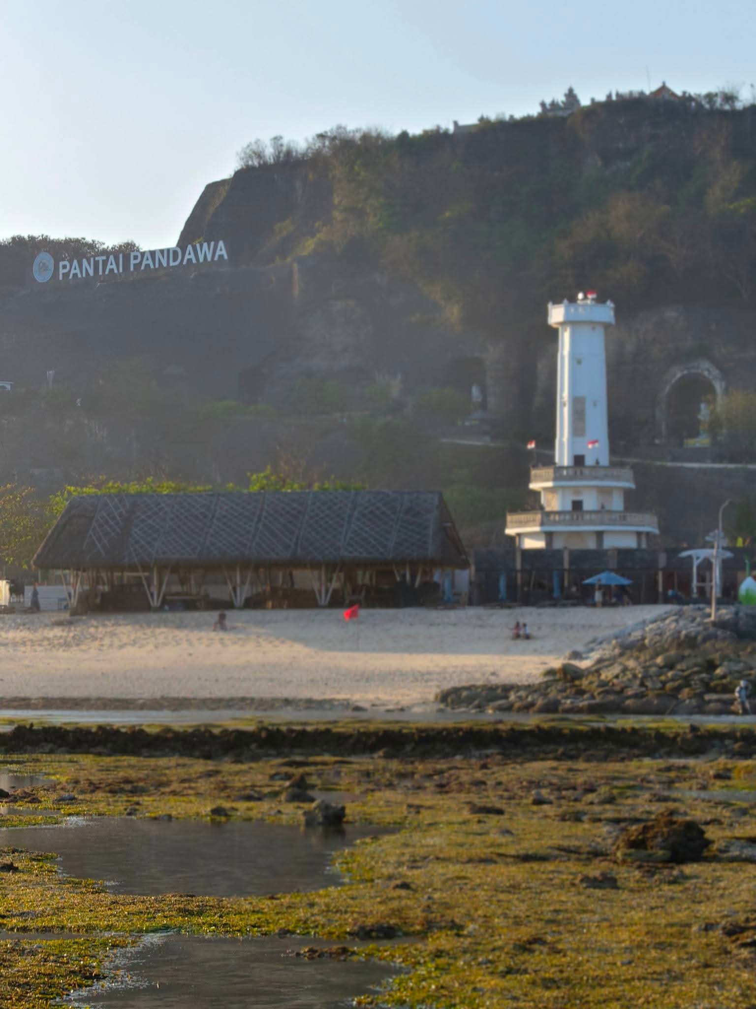Pantai Pandawa saat air laut surut dengan hamparan pasir dan laut.