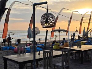 Suasana Pantai Yeh Gangga di Tabanan untuk menikmati pesisir Bali.