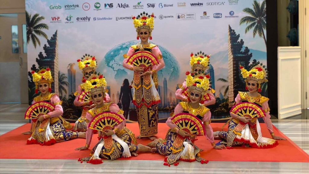 Para penari SMK Negeri 5 Denpasar tampil dalam acara ITLS 2026 di Bali Sunset Road Convention Center.