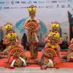 Para penari SMK Negeri 5 Denpasar tampil dalam acara ITLS 2026 di Bali Sunset Road Convention Center.