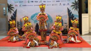 Para penari SMK Negeri 5 Denpasar tampil dalam acara ITLS 2026 di Bali Sunset Road Convention Center.