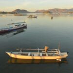 Perahu-perahu bersandar di pagi hari, menjadi gambaran kehidupan yang terus berjalan—tentang pekerjaan, keluarga, perjalanan, dan harapan yang dibawa dari tepian. Foto Moonstar