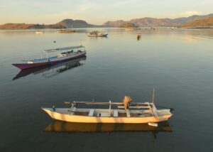 Perahu-perahu bersandar di pagi hari, menjadi gambaran kehidupan yang terus berjalan—tentang pekerjaan, keluarga, perjalanan, dan harapan yang dibawa dari tepian. Foto Moonstar