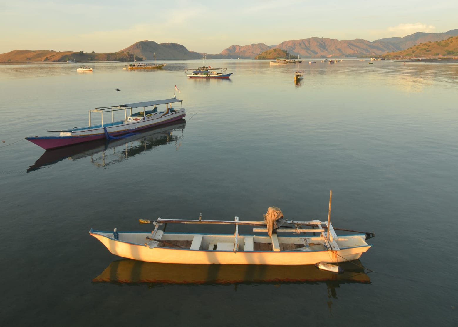Perahu-perahu bersandar di pagi hari, menjadi gambaran kehidupan yang terus berjalan—tentang pekerjaan, keluarga, perjalanan, dan harapan yang dibawa dari tepian. Foto Moonstar
