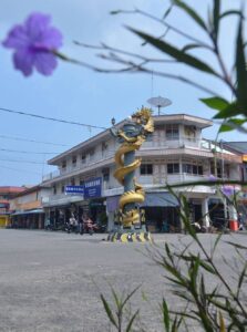 Tugu Patung Naga atau Tugu Naga sebagai salah satu ikon Singkawang.