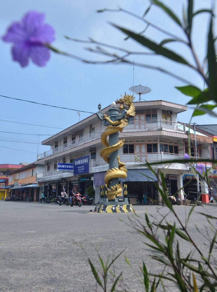 Tugu Patung Naga atau Tugu Naga sebagai salah satu ikon Singkawang.